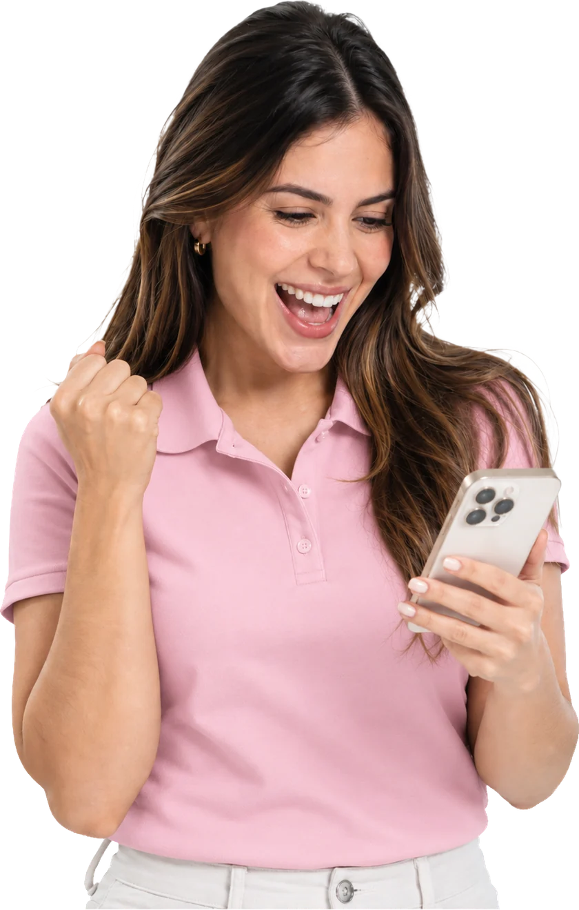 Dependiente feliz revisando sus Sonrisas en el celular
